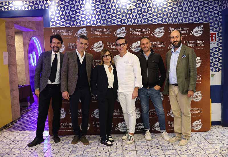 Da sinistra Claudio Dall'Agata (direttore Consorzio Bestack, capofila dell'ATI SAF), Emanuele Tulli (responsabile acquisti ortofrutta di Ce.Di. Marche), Antonella Emilio (brand & retail experience director di MD Spa), Gino Sorbillo, Luca Cardamone (buyer ortofrutta di MD Spa), Elio Loiotine (marketing assistant del Gruppo Megamark)